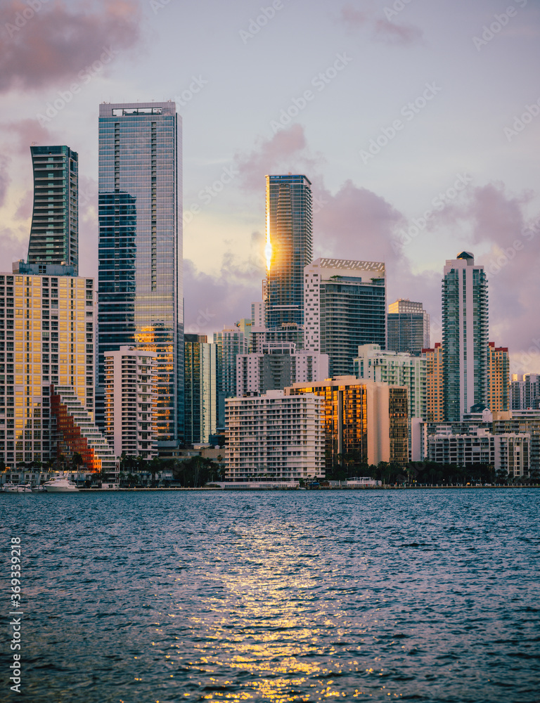 Obraz premium panoramę miasta miami o zachodzie słońca florida pejzaż budynki morze