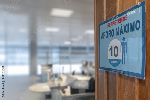 Cartel de seguridad en español en una oficina con atencion al publico. Aforo Maximo de personas. Covid 19. Seguridad photo
