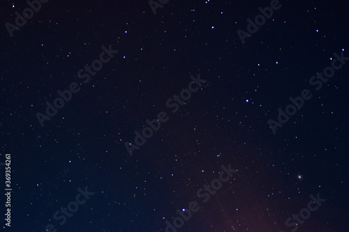 estrellas con un cielo oscuro de color morado  