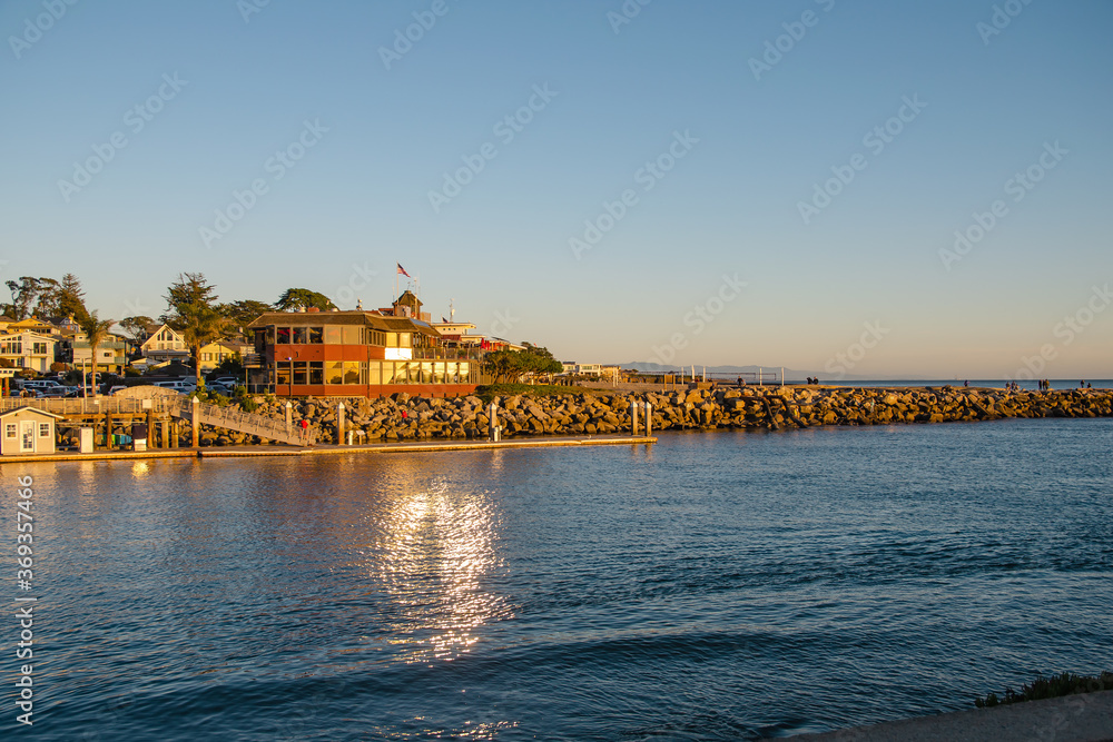 Obraz premium Sunset over the harbor in Santa Cruz