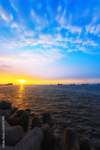 夜明けの太陽と海 © Litra