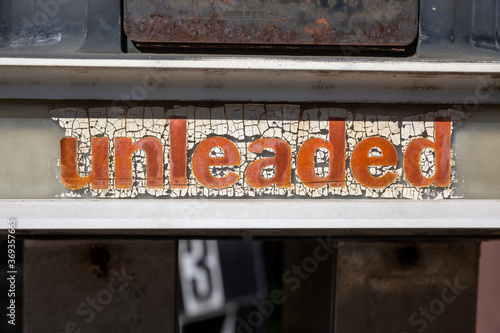 Tablou pe pânză Unleaded gas sign on a rusted defunct gas pump.