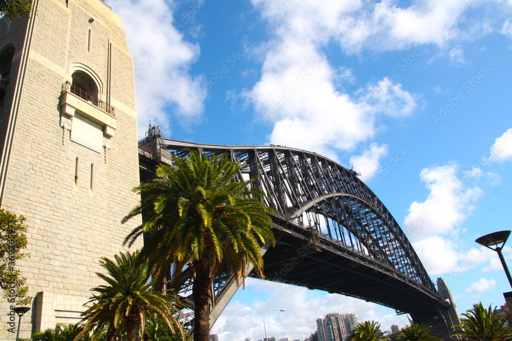 Naklejka premium Close-up Sydney Harbour Bridge with City Skyline, with a cloudy sky, Sydney, New South Walls, Australia