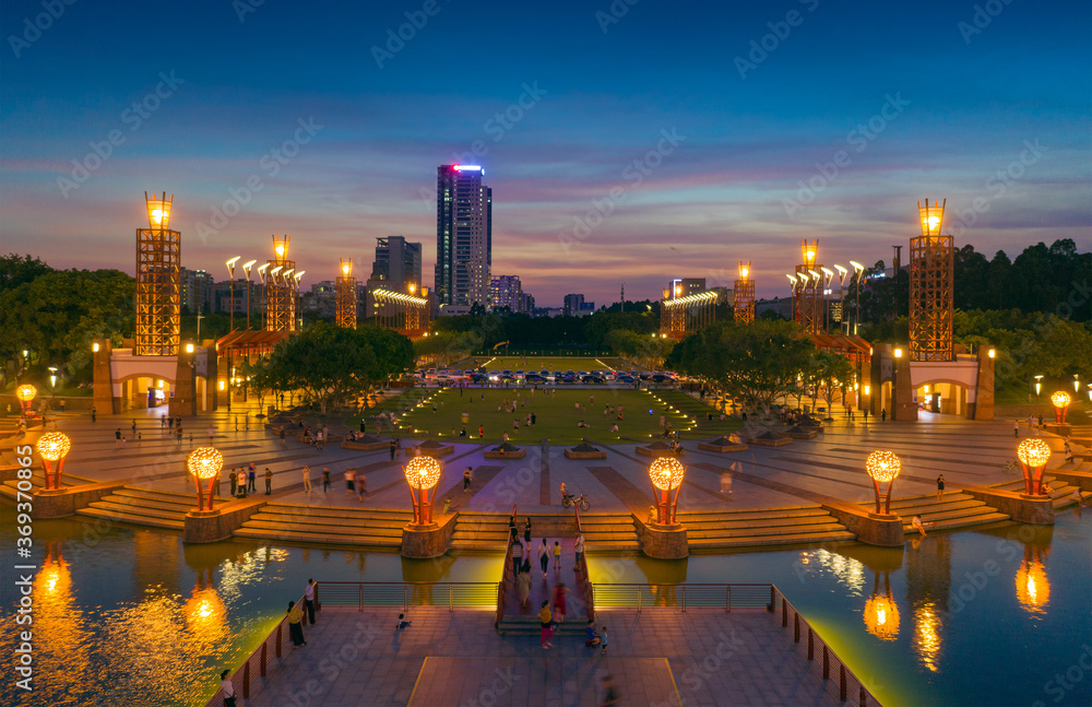 Fototapeta premium Night view of Qiandeng Lake Park, Foshan City, Guangdong Province, China