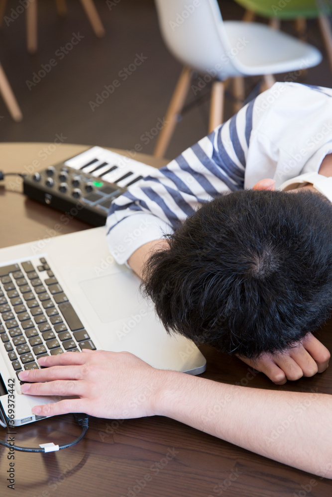 テーブルで突っ伏す男性 Stock 写真 Adobe Stock