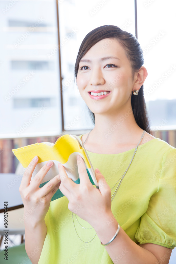 本を読む女性 本を読む女性