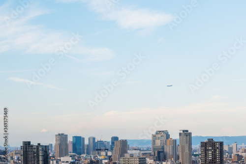 飛行機と大阪の街並み