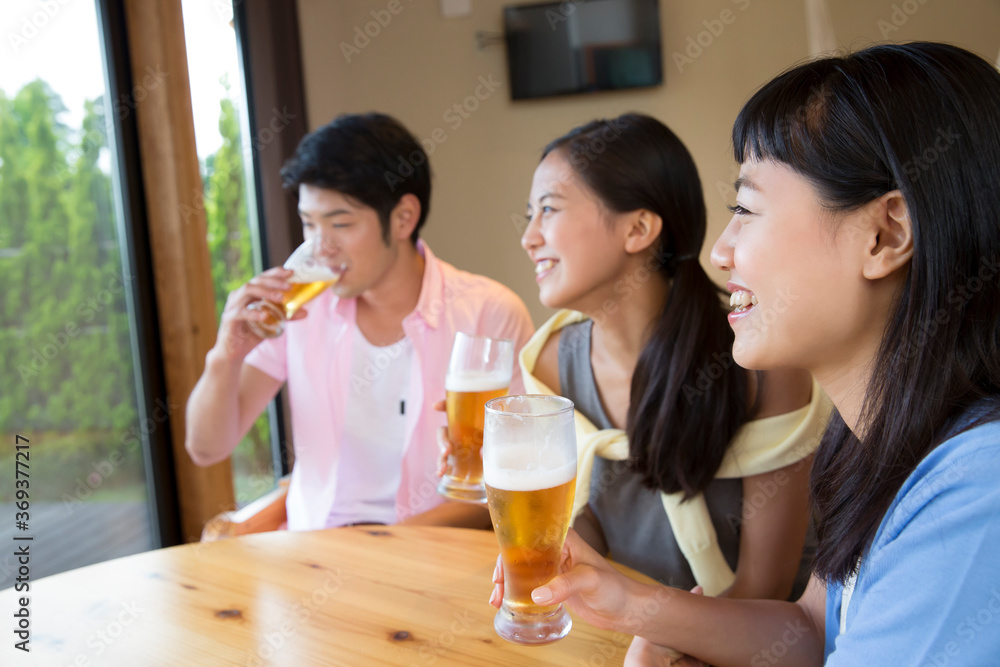 ビールを飲む若者