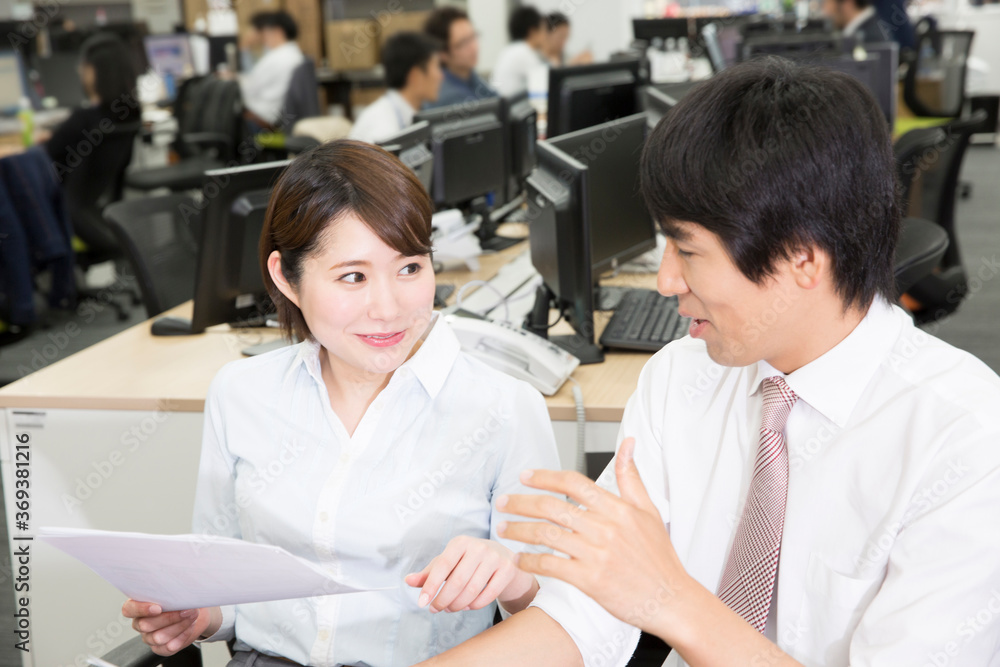 Obraz premium 打ち合わせをする会社員