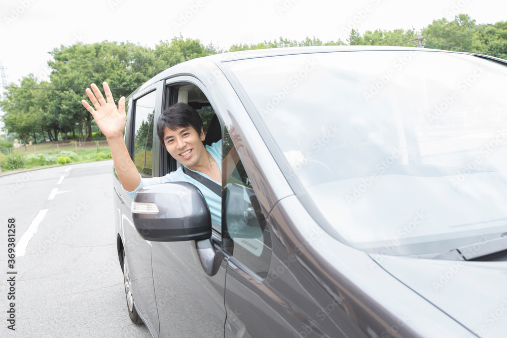 運転をする男性 運転をする男性