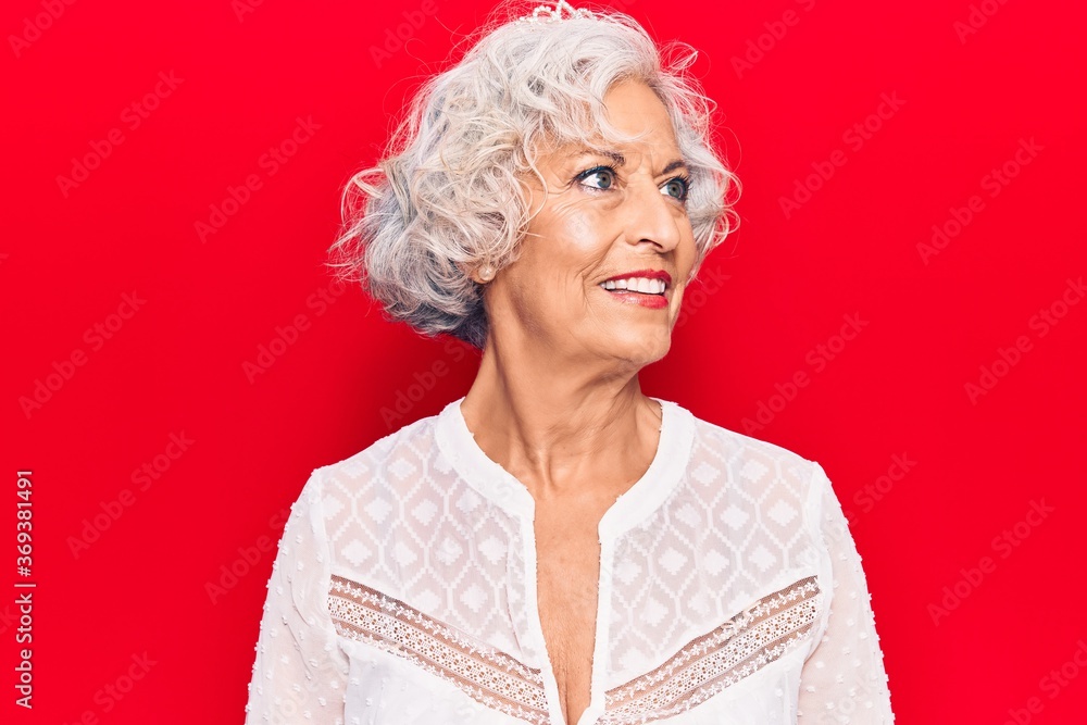 Senior grey-haired woman wearing casual clothes looking to side, relax profile pose with natural face and confident smile.