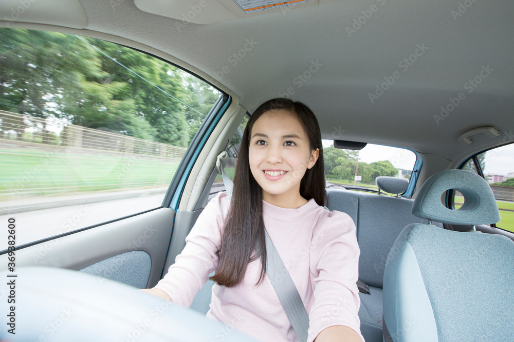 運転をする女性 運転をする女性