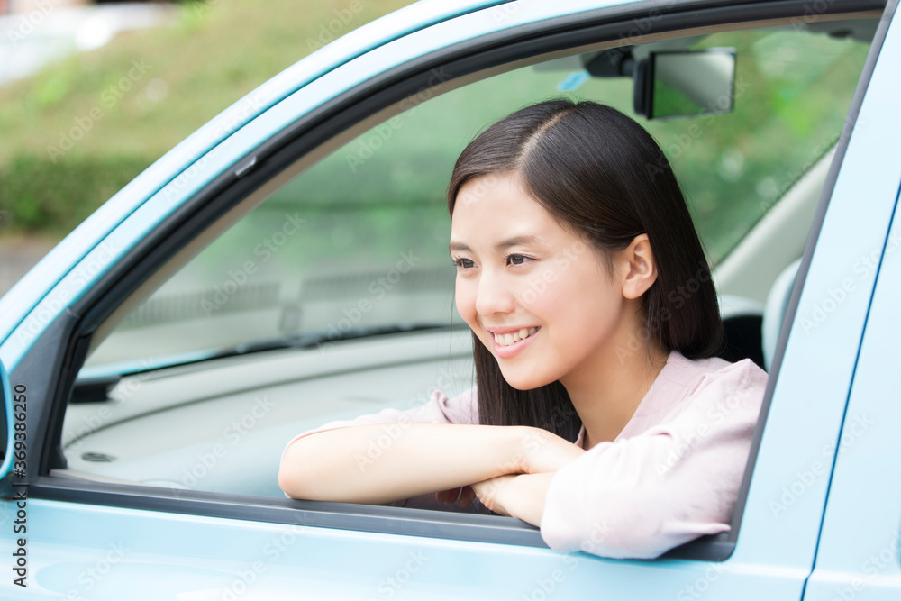 車に乗る女性