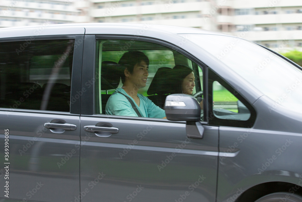 車道を走る車 車道を走る車