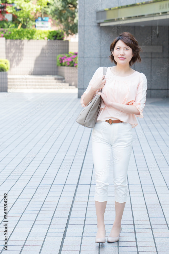 Fototapeta premium 街中を歩くＯＬ