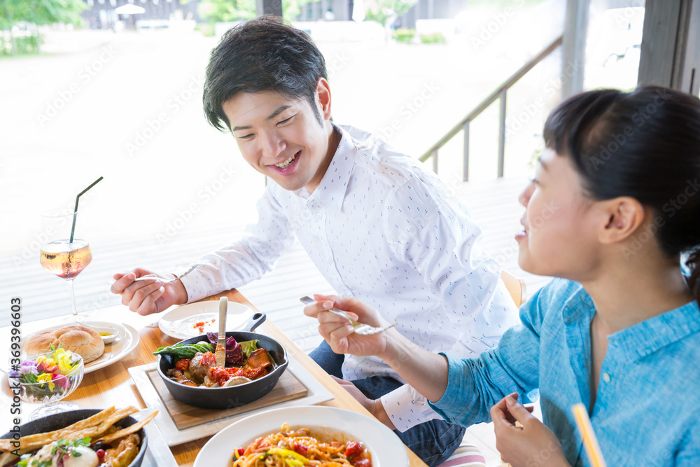 食事をする男女 食事をする男女
