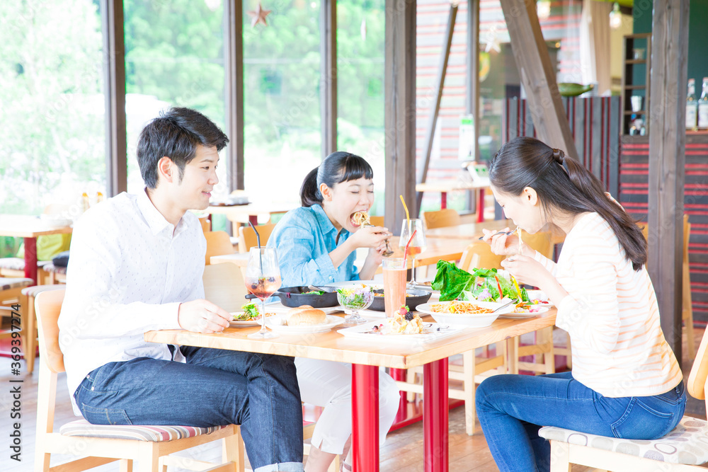 食事をする男女 食事をする男女