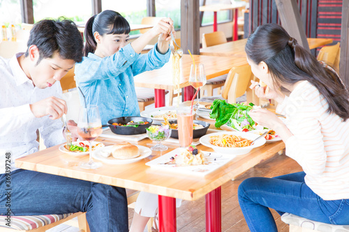 食事をする男女