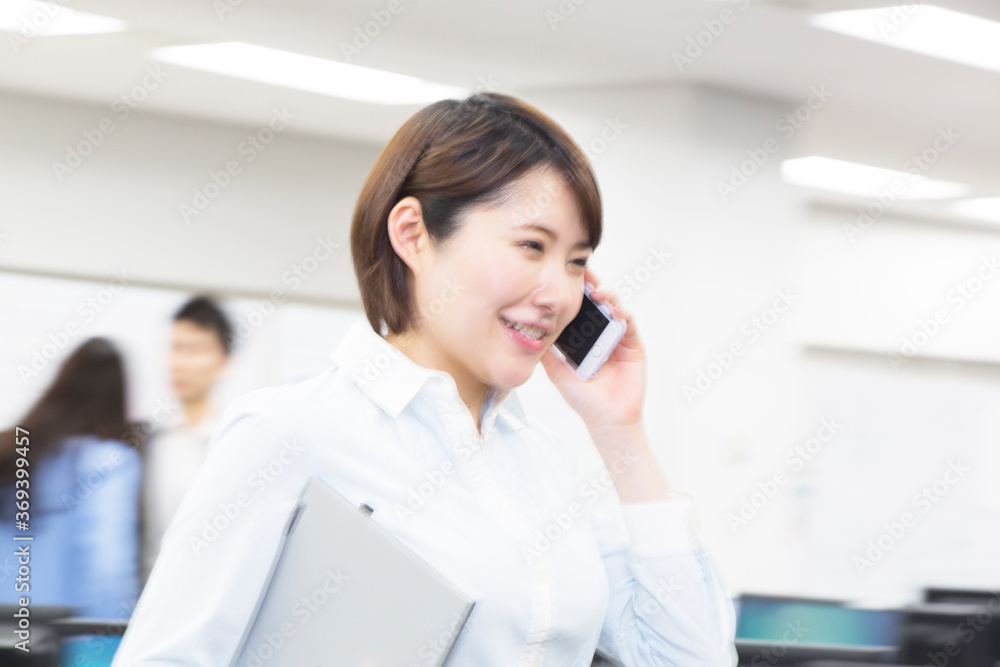 電話をするＯＬ