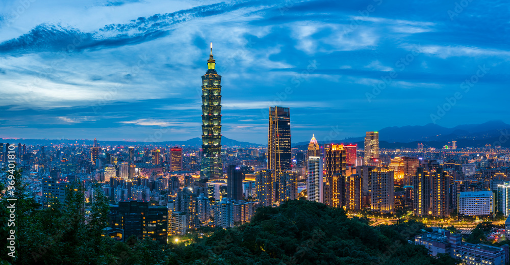 Fototapeta premium Taipei 101 Tower at Night, Tajpej, Tajwan