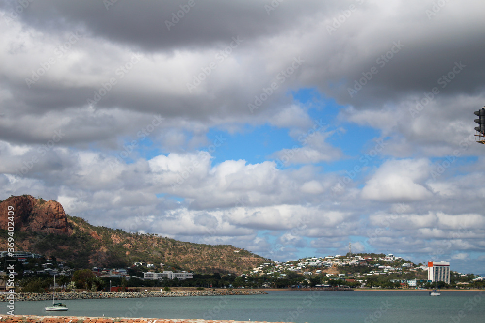 Fototapeta premium Townsville in Australien vom Meer aus