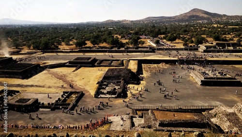 Vista de las pirámides de Teotihuacán desde la Pirámide del Sol, se observan visitantes recorriendo el lugar photo