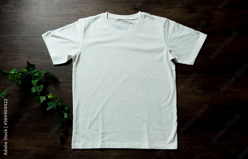 White t-shirt on a black board. 黒い板の上の白いtシャツ White t-shirt on a black board. 黒い板の上の白いtシャツ