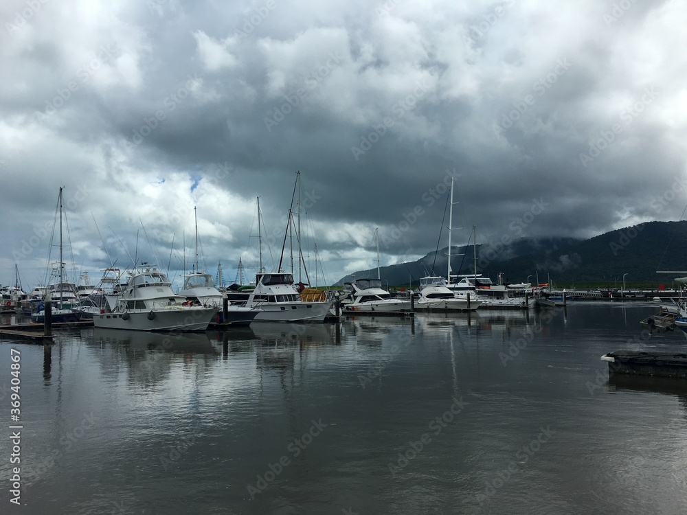 Hafen in Cairns oder Airlie Beach mit Booten Yachten und Wolken 