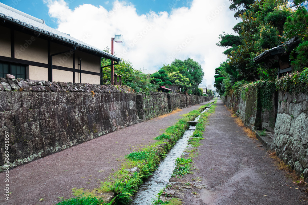 Fototapeta premium 道の中央に生活用水が流れる水路がある島原市の武家屋敷の町並み