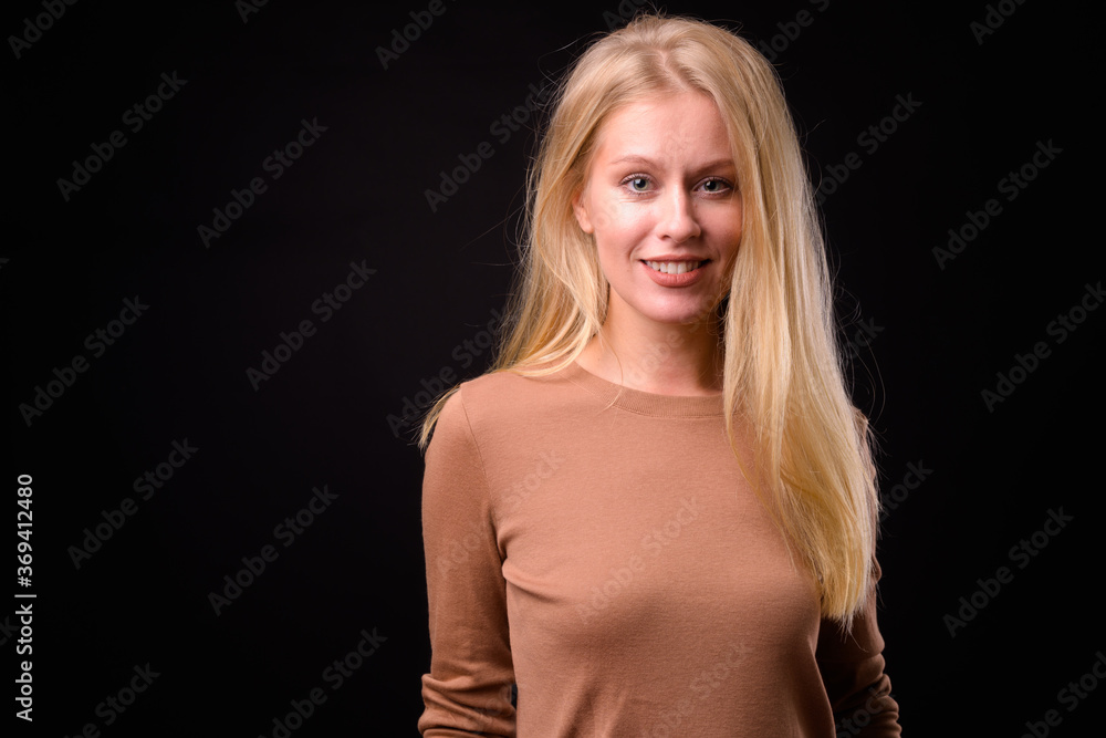 Naklejka premium Portrait of happy beautiful woman with blond hair