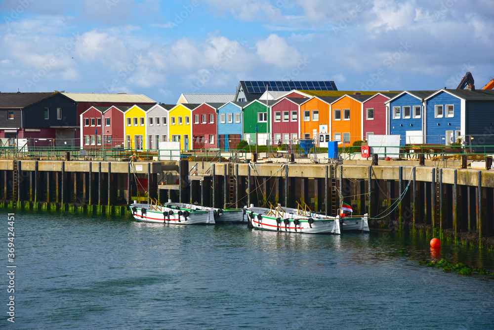 Hummerbuden und Hafen von der Nordseeinsel Helgoland im Morgenlicht ...