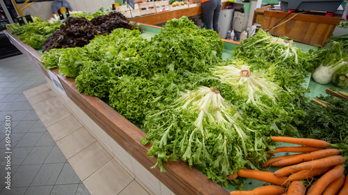 étal de salades vertes sur un marché