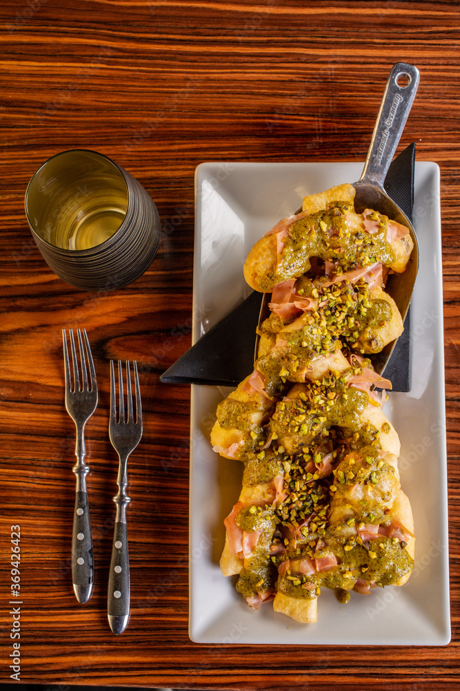 Straccetti di pizza fritti con mortadella, crema di pistacchio e