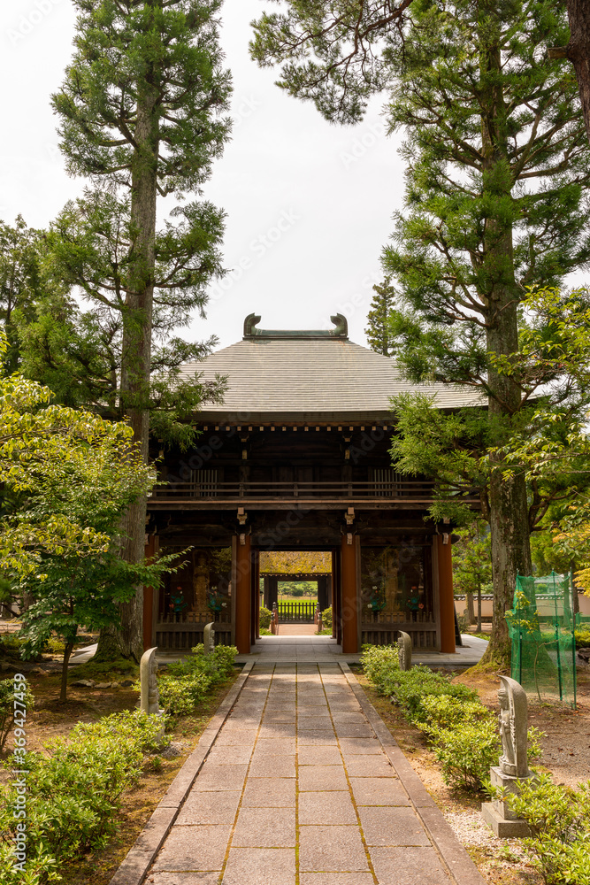 Obraz premium A gate with the statue of a Deva king standing on either side of Yotaku-ji temple in Sanda-shi, Hyogo, Japan