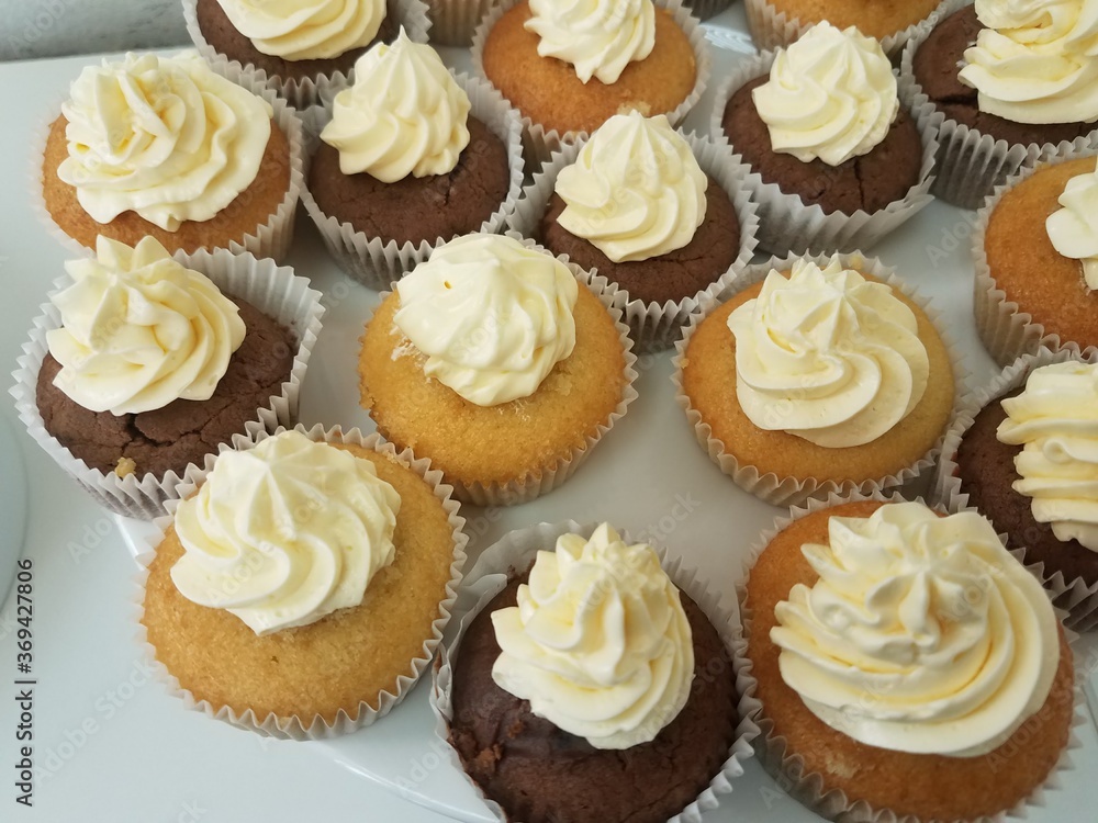cupcakes with cream cupcakes with cream