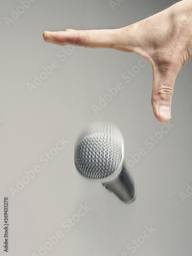 Bild auf Leinwand Speaker drops his microphone at the end of the speech