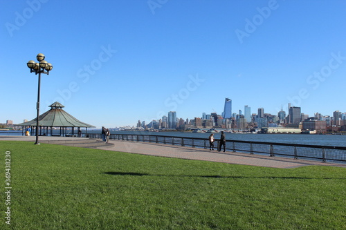 Foto View Manhattan Skyline - Hoboken, New Jersey - Green area, empty park, with blue