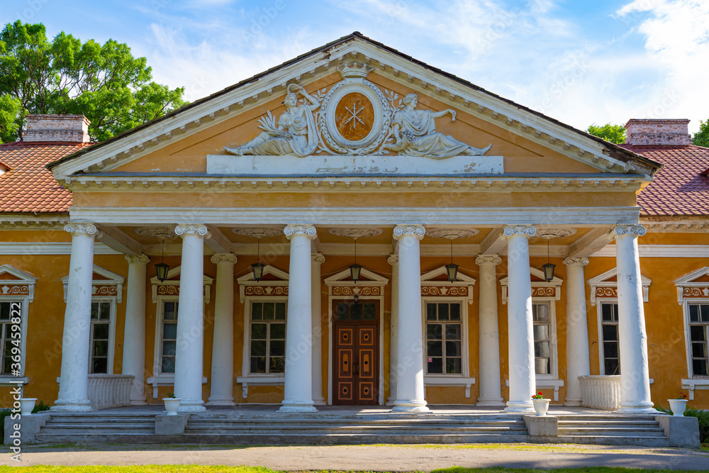 Obraz premium Palace and landscape park ensemble in village Samchyky, Ukraine.