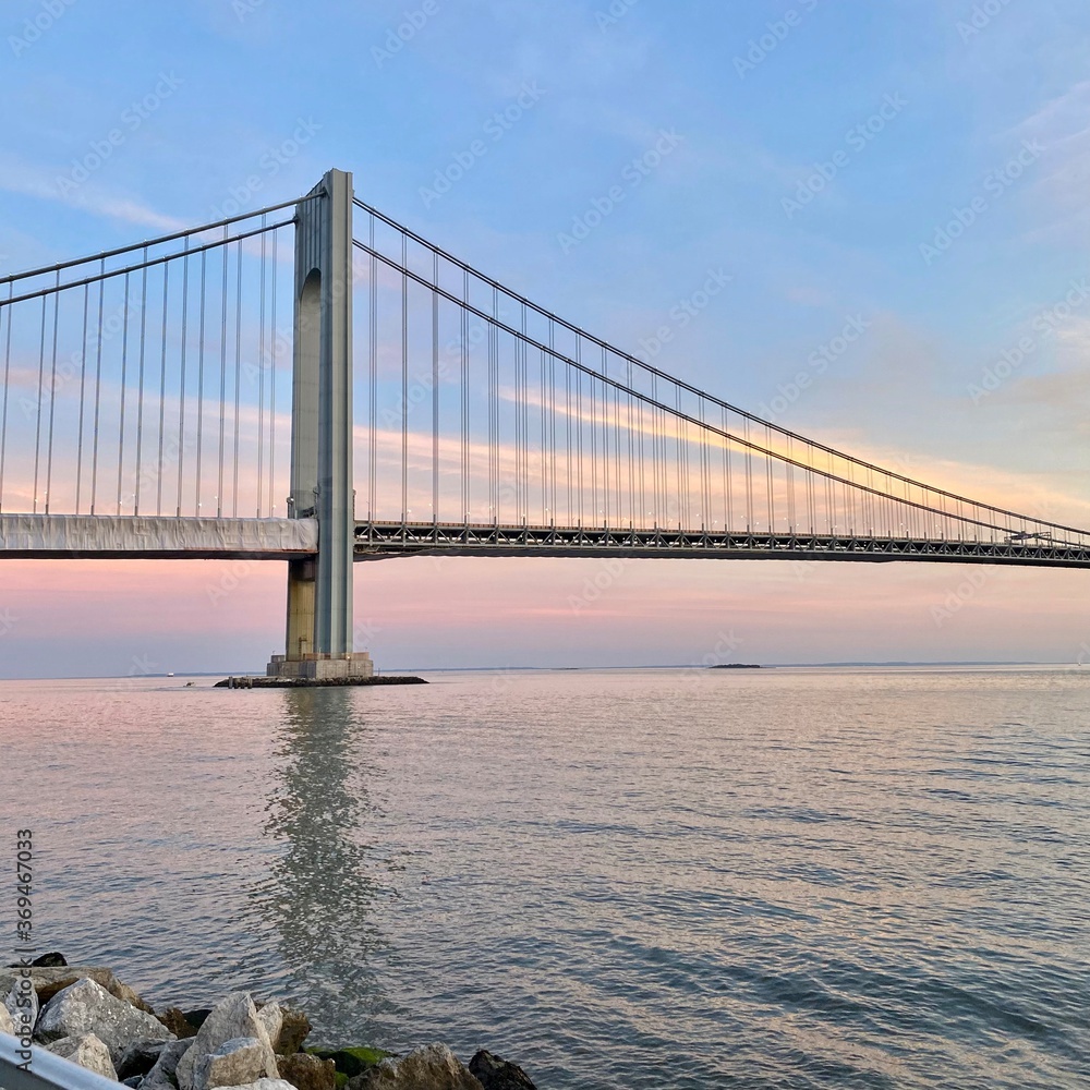 Obraz premium Sunset at Verrazzano Bridge