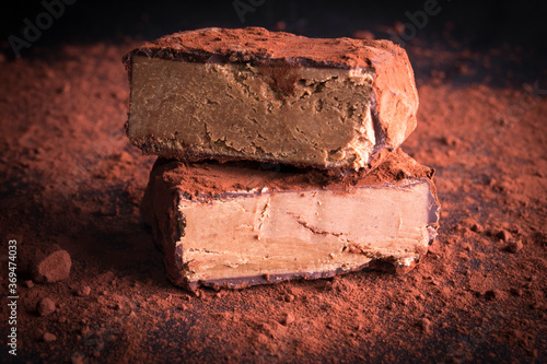 Fotografia cocoa pave photographed in the studio, with cocoa powder decorating the photograph