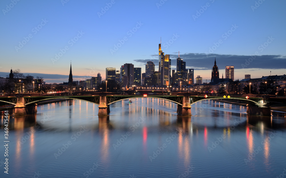 Die Lichter von Frankfurt am Main zur Abendstunde