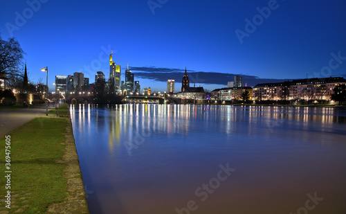 Am Uferweg des Main mit blick auf die Frankfurter Skyline am Abend