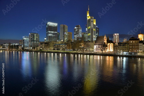 Die Frankfurter Wolkenkratzer zur Blauen Stunde mit dem Main 