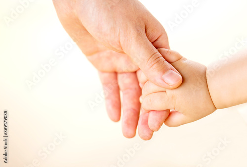 母親と赤ちゃんが手をつなぐ　親子の触れ合い