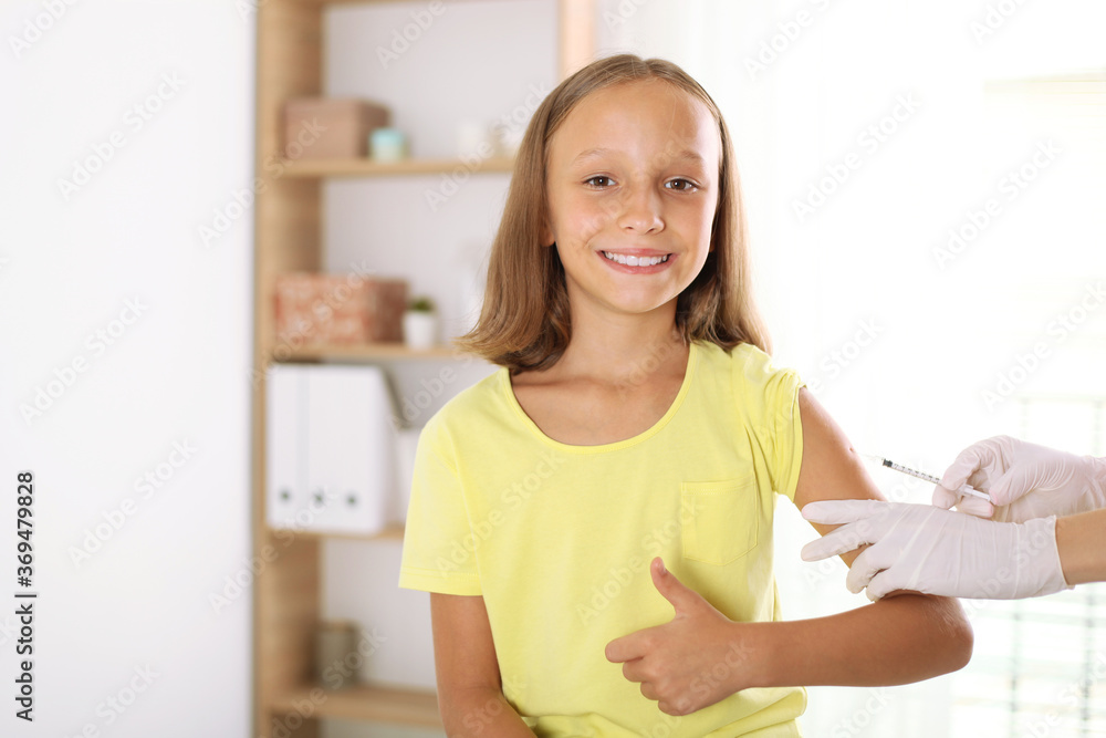 the child is vaccinated by a doctor
the child is vaccinated by a doctor