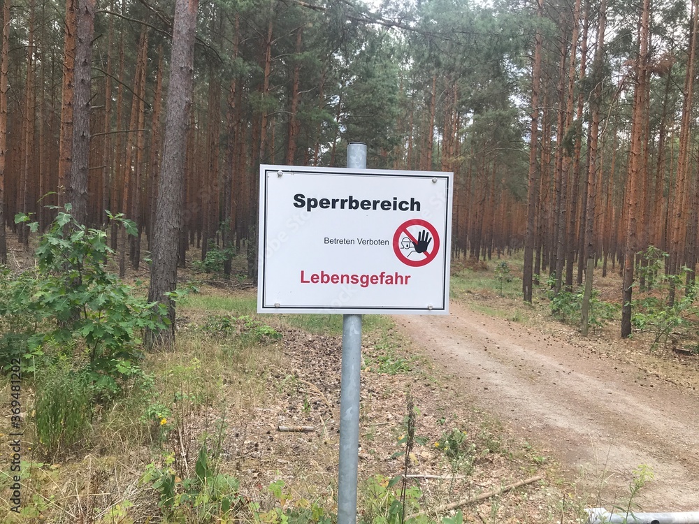 schild achtung sperrbereich betreten verboten am wald Stock Photo | Adobe Stock