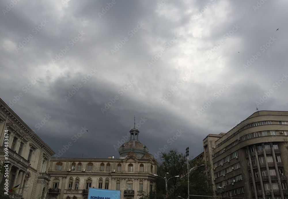 Obraz premium storm clouds over the city
