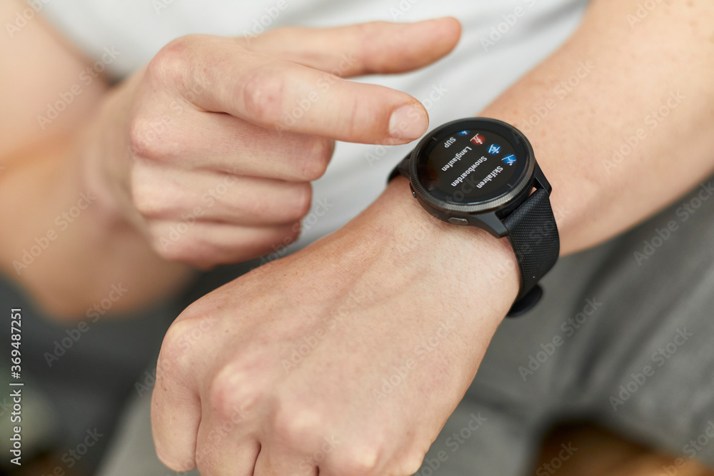 Fototapeta premium Person, die eine Sportuhr/Smartwatch bedient