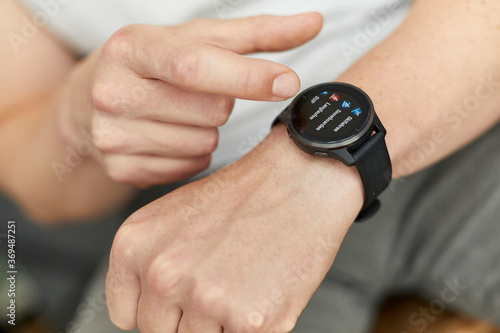 Person, die eine Sportuhr/Smartwatch bedient