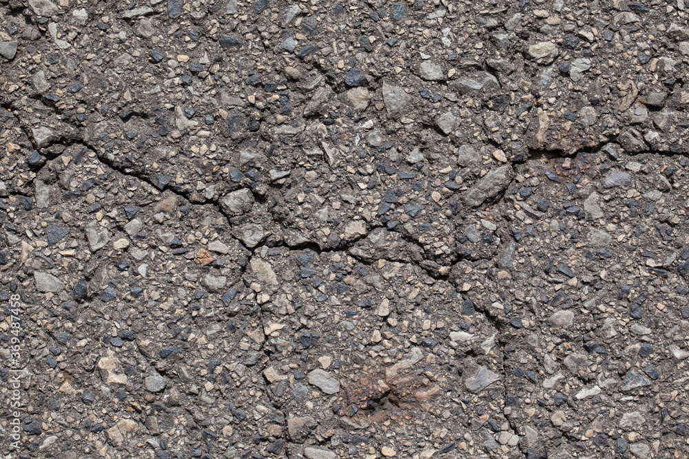 Spękana asfaltowa nawierzchnia drogi. - obrazy, fototapety, plakaty 